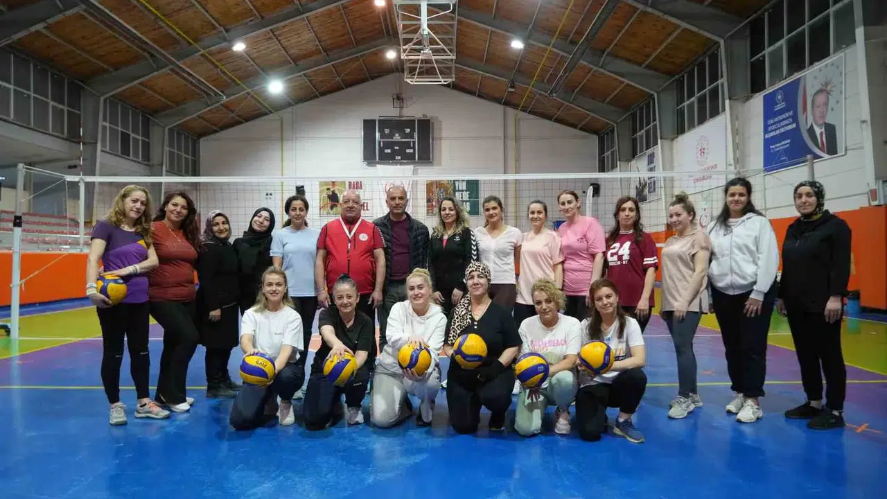 Evinin Sultanları sahaya indi: 55 yaşında voleybola başladı, hayatı değişti