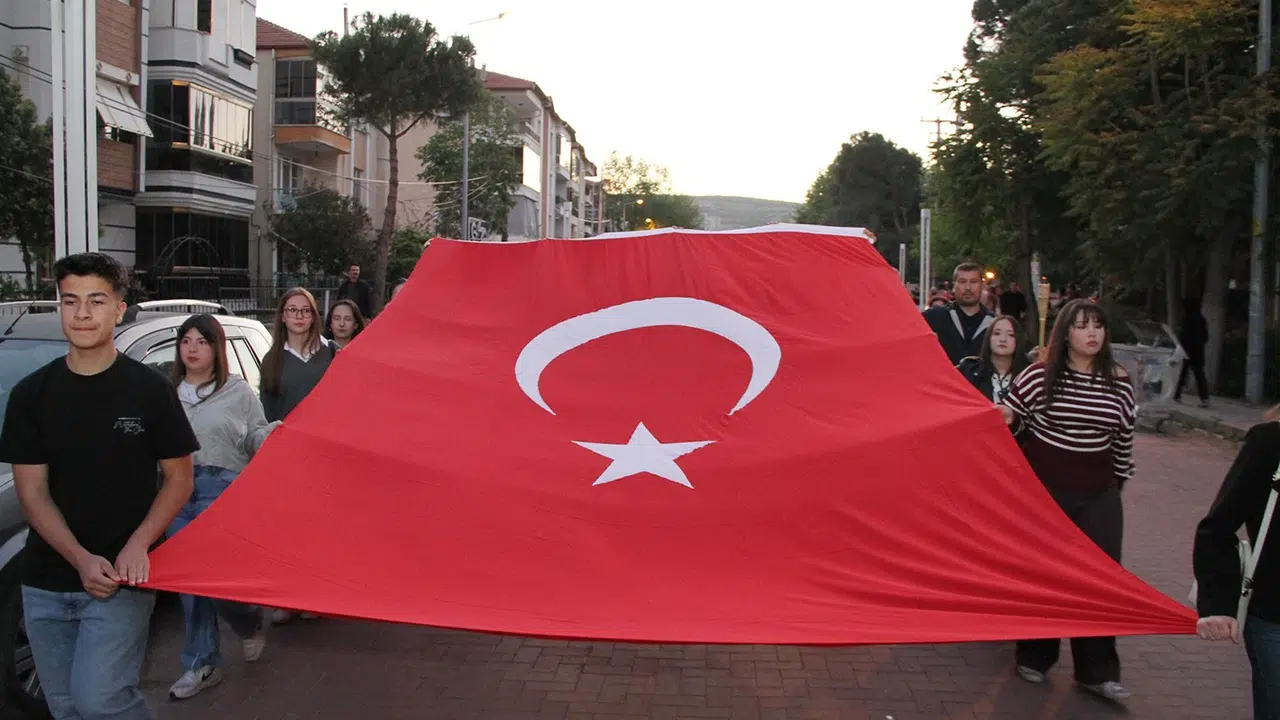 Kula sokaklarında 19 Mayıs ruhu: Meşalelerle aydınlanan geceye dev bayrak damga vurdu