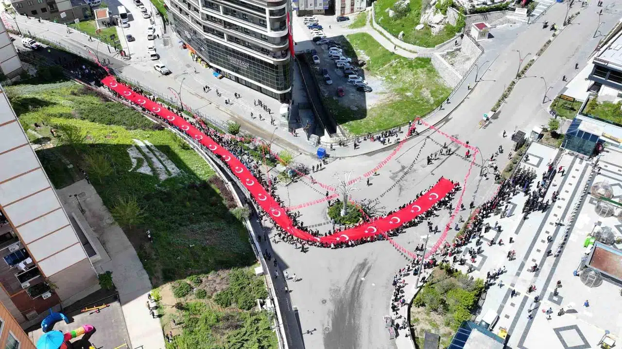 Şırnak’ta 19 Mayıs coşkusu: 115 metrelik dev bayrakla şehir merkezinde görsel şölen