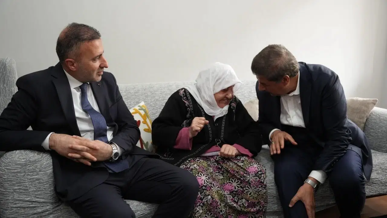 Vekillerden Anneler Günü mesaisi: Kapı kapı dolaşıp dualarını aldılar