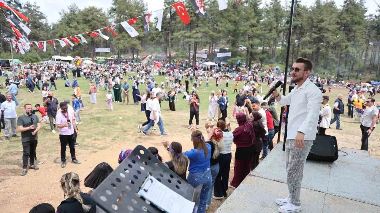 Ege’nin kalbinde Karadeniz rüzgarı: Ovacık Yaylası’nda dev horon halkası