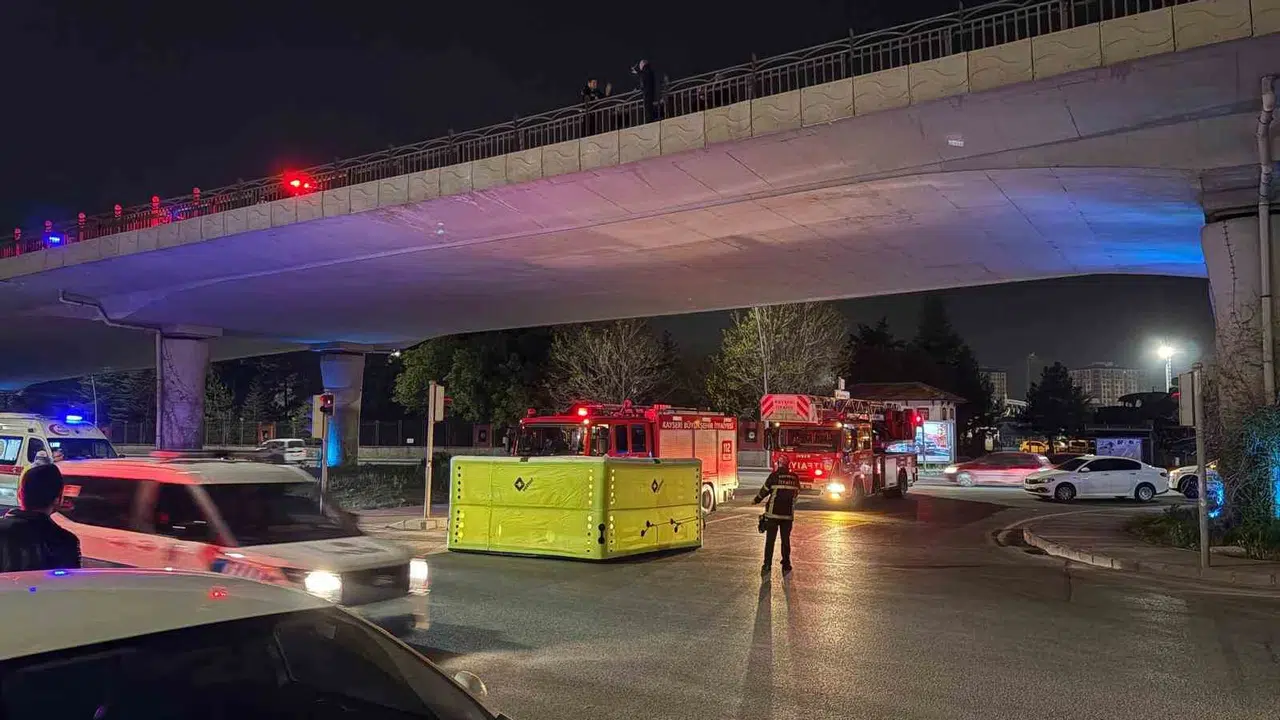 Kayseri’de nefes kesen anlar: Köprüde yürekleri ağza getiren intihar girişimi son anda önlendi