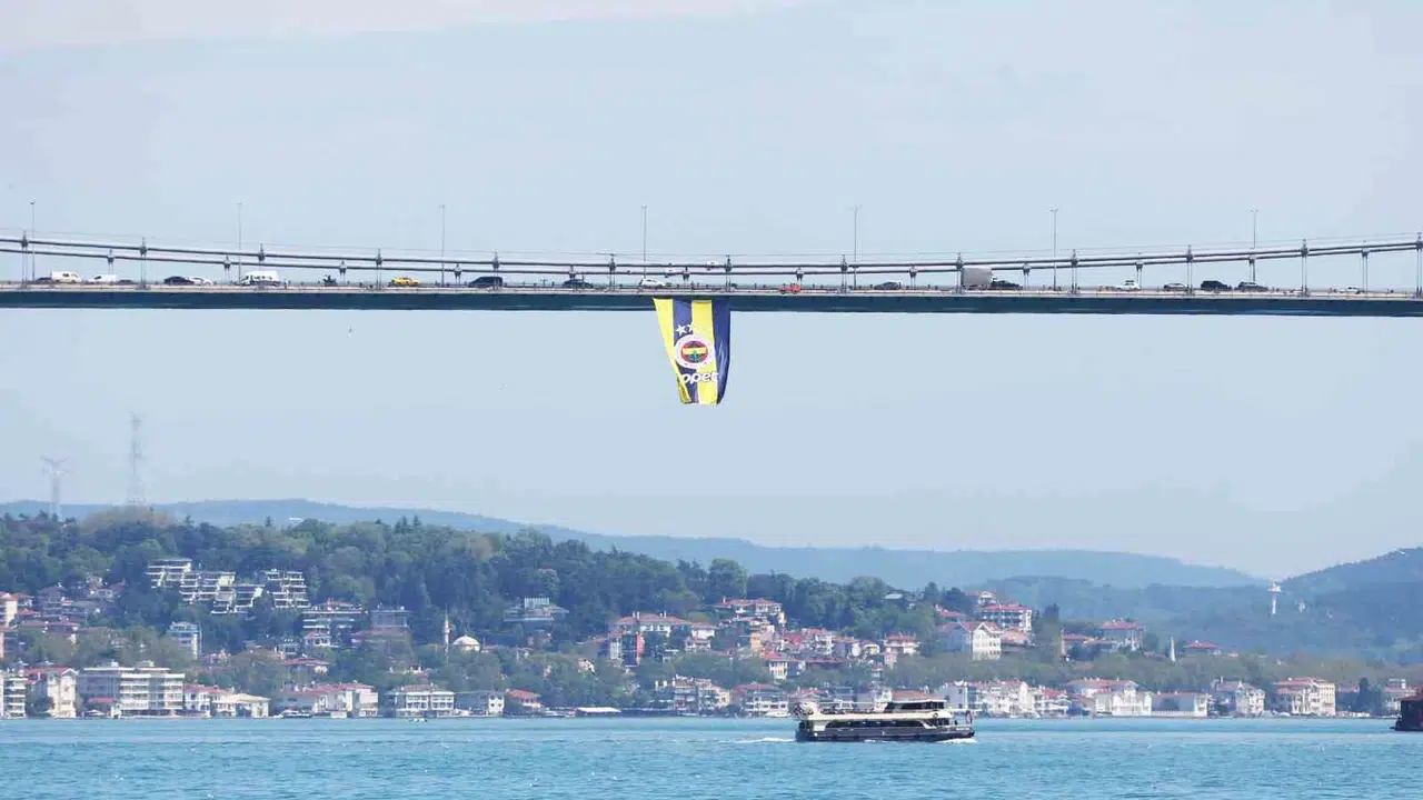 İstanbul’un zirvesinde sarı-lacivert zafer: Boğaz’ın gerdanlığı şampiyonluk bayraklarıyla donatıldı