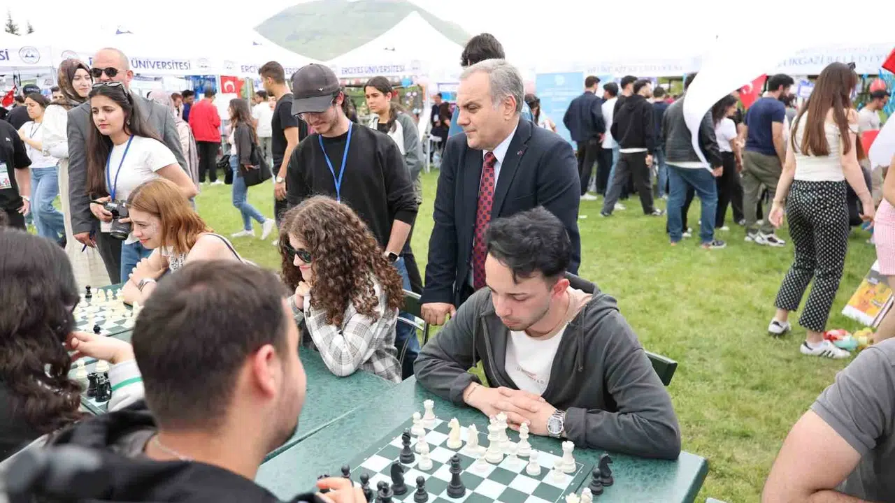 ERÜ’de kampüsün enerjisi yükseldi: Öğrenciler finaller öncesi moral depoluyor