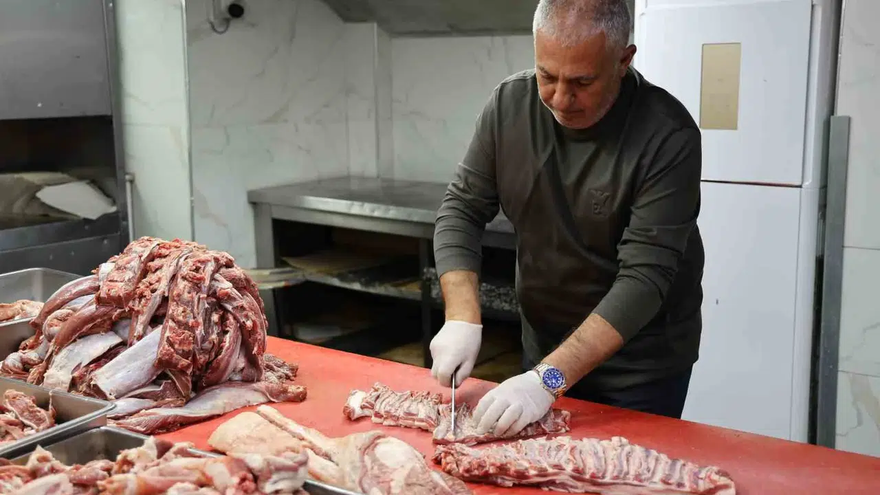 Adana’da 46 yıllık kebap ustasından kurban eti uyarısı: İlk gün kebap yapmayın, eti poşetle saklamayın
