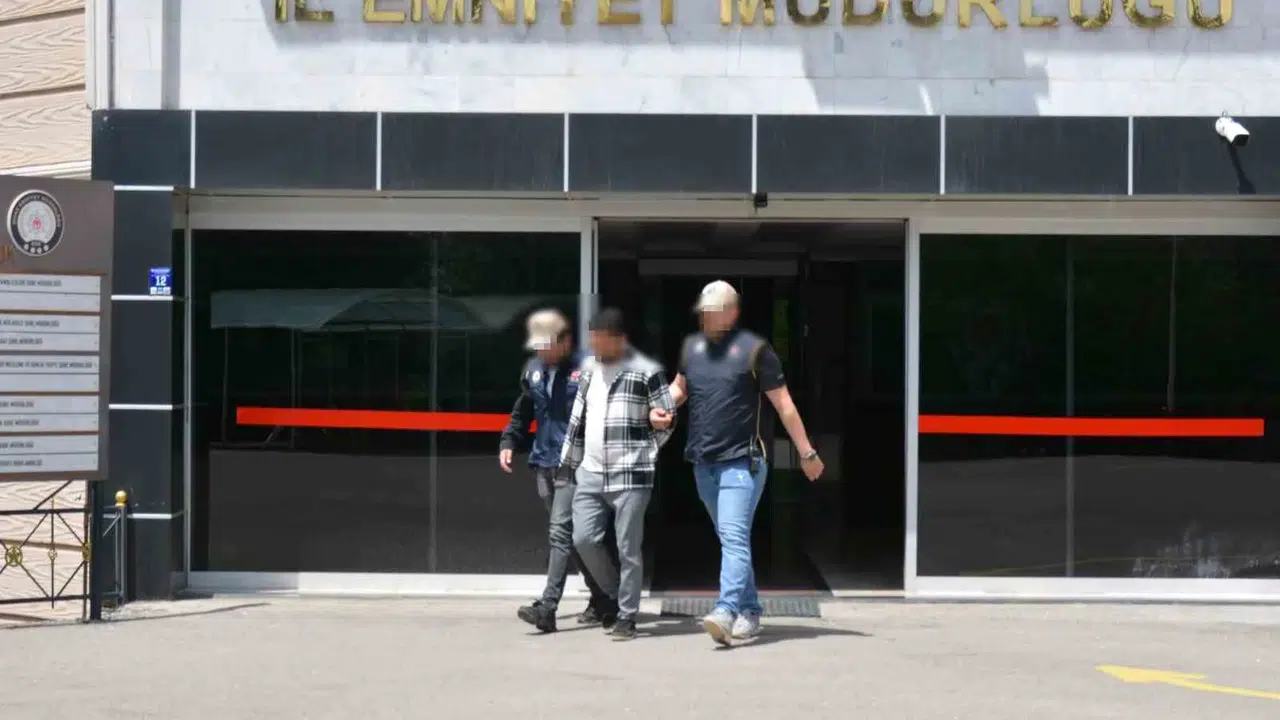 Sivas Emniyeti'nden nokta atışı operasyon: FETÖ firarisi saklandığı delikte bulundu