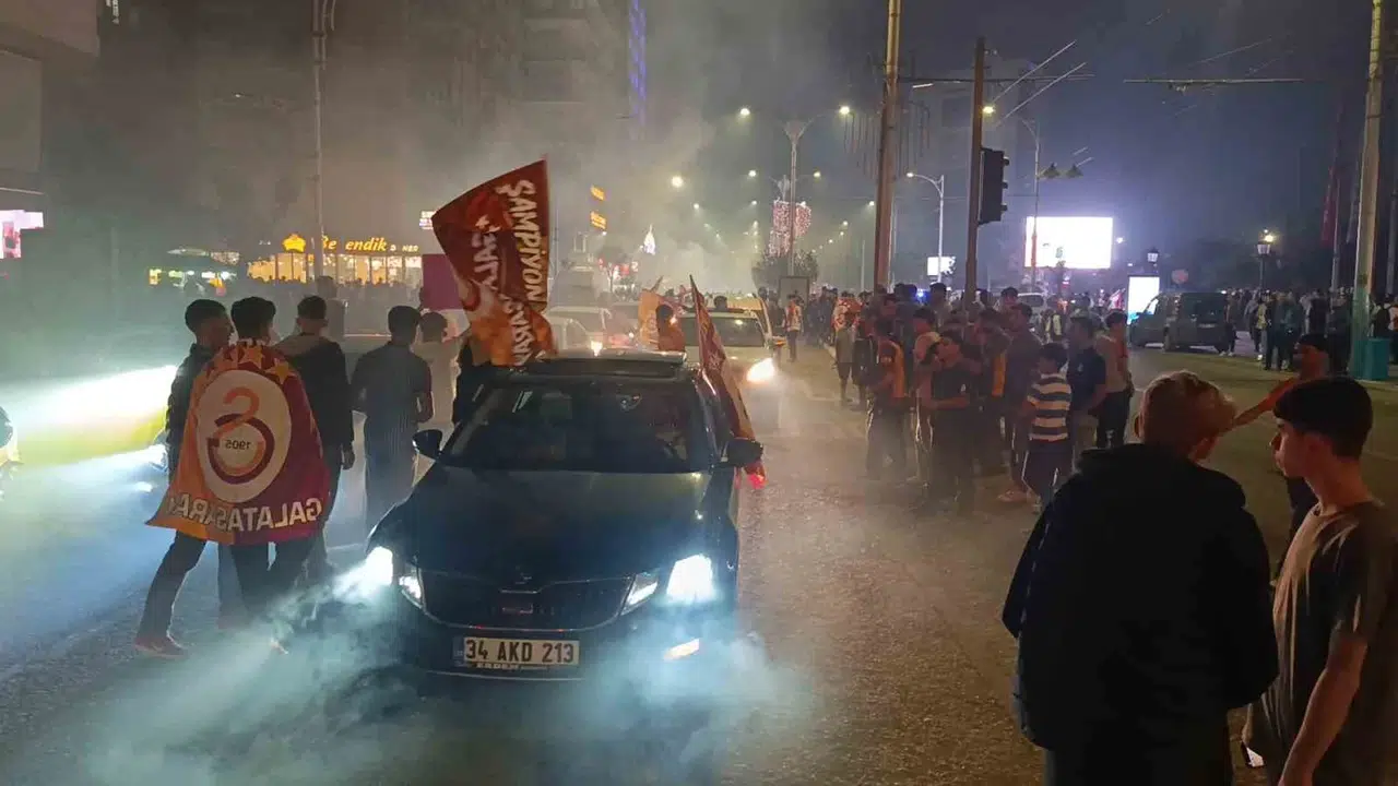 Şanlıurfa sokakları sarı-kırmızıya boyandı: Şampiyonluk kutlamasında dikkat çeken görüntü
