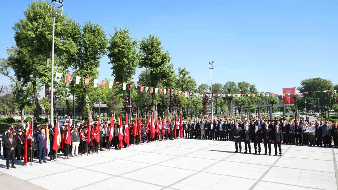 İnegöl’de 19 Mayıs coşkusu: Gençlik ve Spor Bayramı törenlerle kutlandı