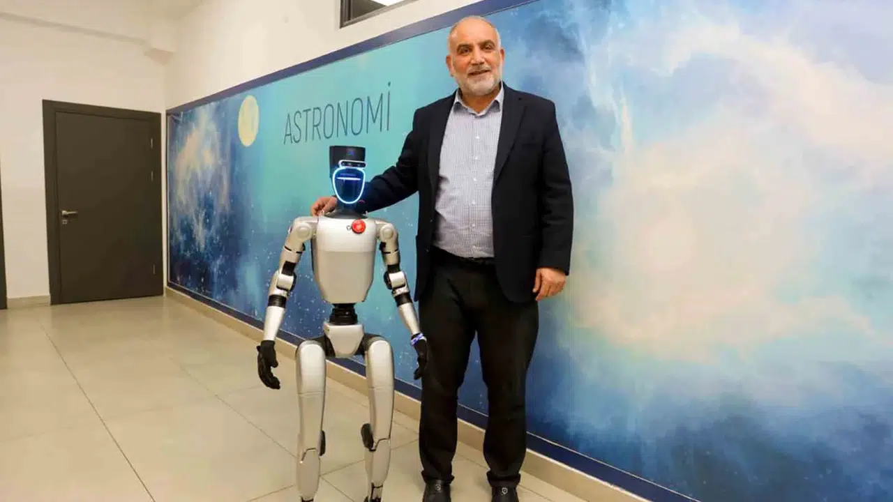 Geleceğin mühendisleri robot rehberle buluştu: CANİKMAN gençlere teknoloji kampüsünü gezdirdi
