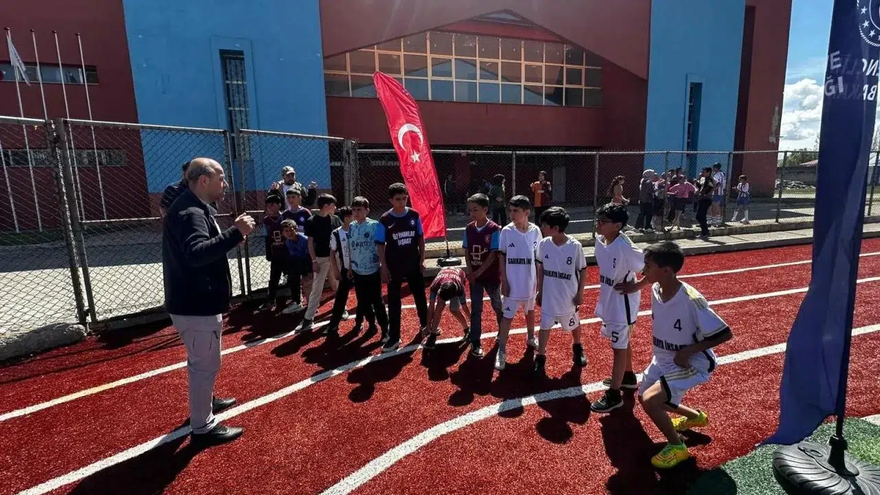 Patnos pistlerinde 19 Mayıs rüzgarı: Genç atletler madalya için ter döktü