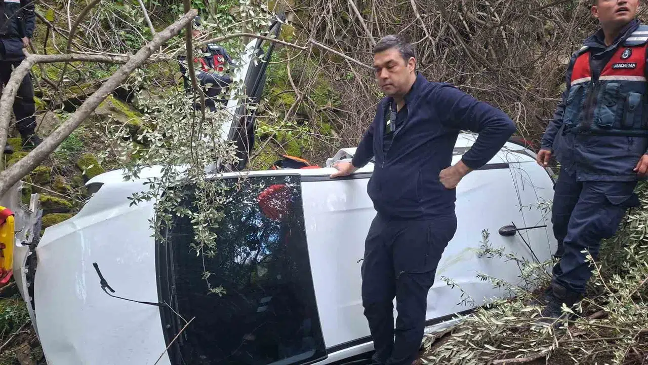 Ayvacık’ta korku dolu anlar: 50 metrelik uçurumdan yuvarlanan otomobilden mucizevi kurtuluş