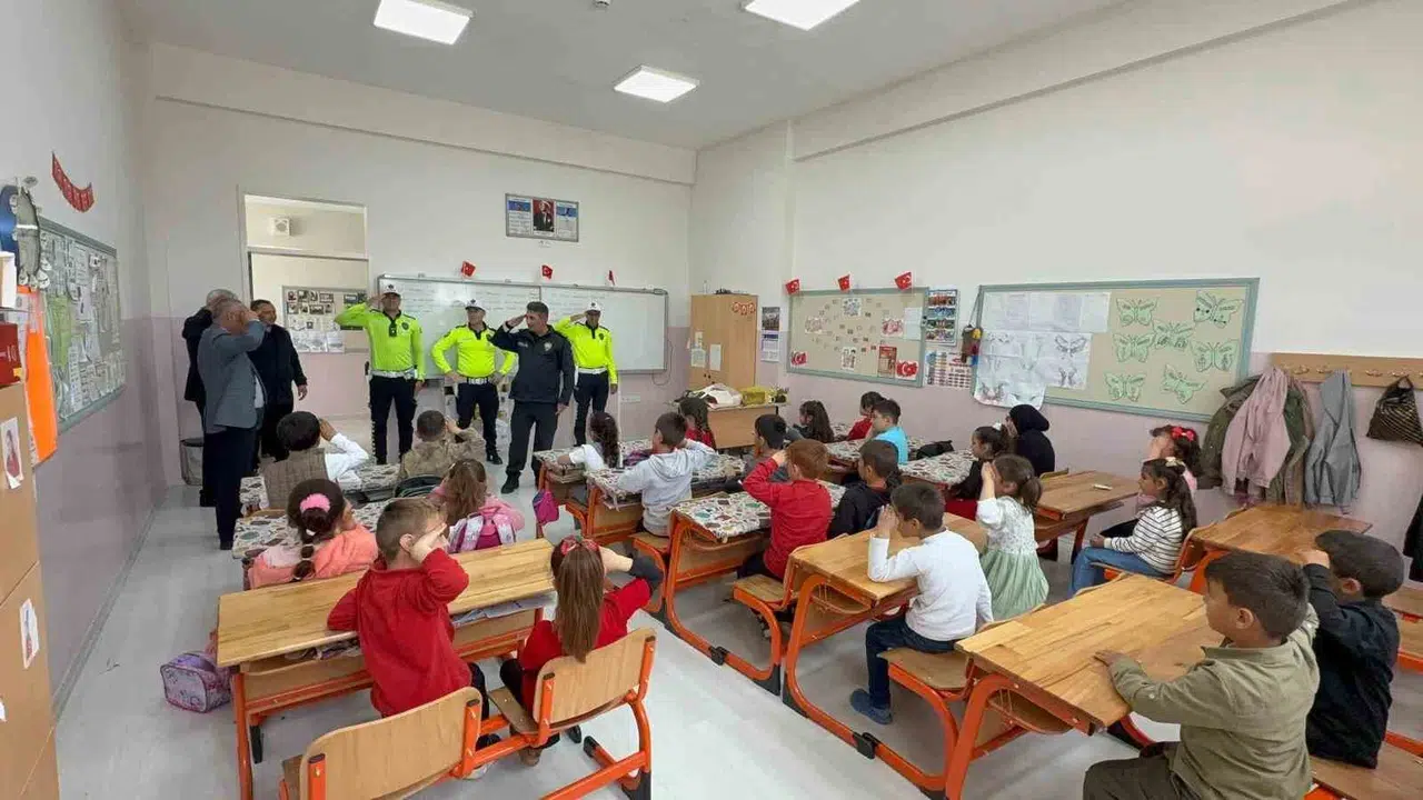 Minik ellerden gelen selam emniyet teşkilatını harekete geçirdi: Sözlerini tuttular
