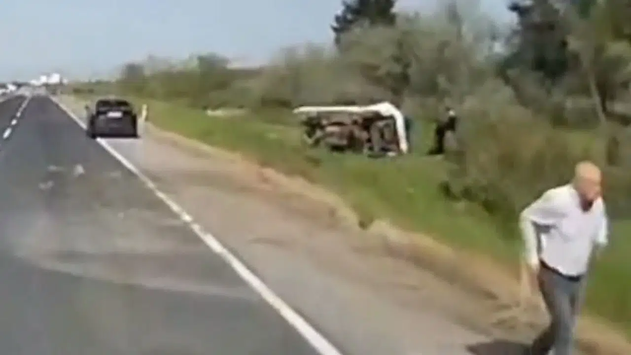 Silivri’de korkutan kaza: Kamyonet otluk alana uçtu