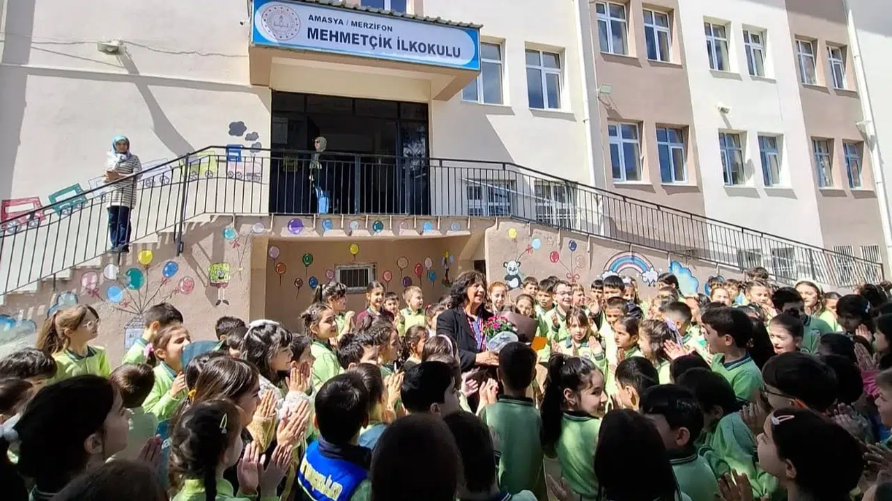 42 yıllık meslek hayatına veda ederken gözyaşları sel oldu: Öğrencileri onu okulun merdivenlerinde böyle uğurladı