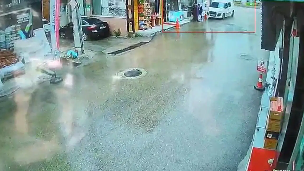 Bursa'da dehşet anları: Kamyonet kaldırımdaki yayaları altına aldı