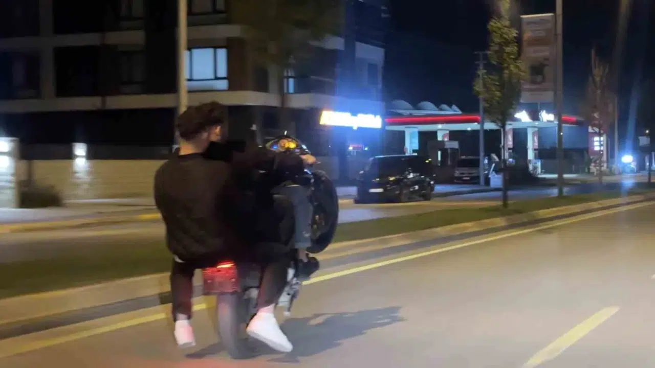 Trafikte dehşet anları: 3 kişi bindikleri motosikletle şov yapmaya kalktı