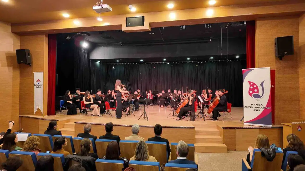 Mezunlar ve öğrenciler aynı sahnede: Manisa’da sanat dolu gece