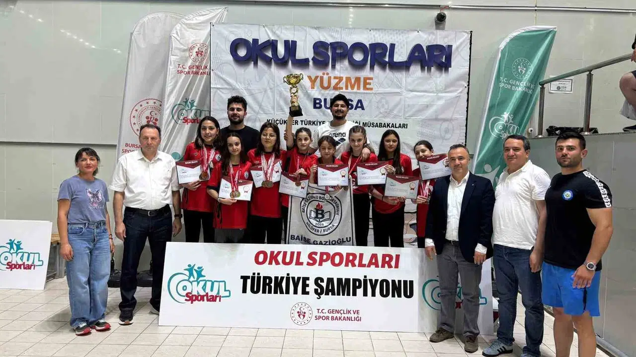 Havuzun altın kızları Bursa’ya büyük gurur yaşattı: Türkiye şampiyonluğu geldi