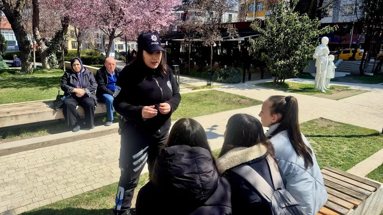 Bilecik’te polis ekipleri sahaya indi: Dolandırıcılara karşı altın değerinde uyarılar