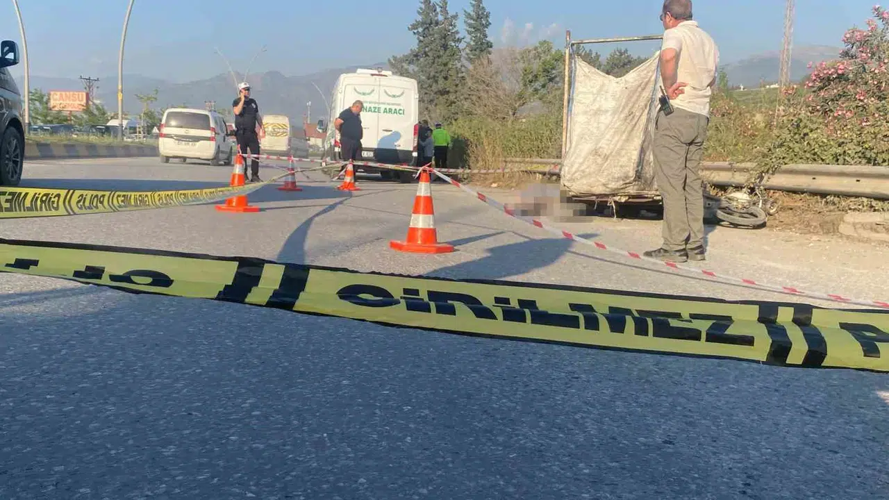 Hatay'da acı kaza: Sepetli motosiklet sürücüsü tırın altında can verdi