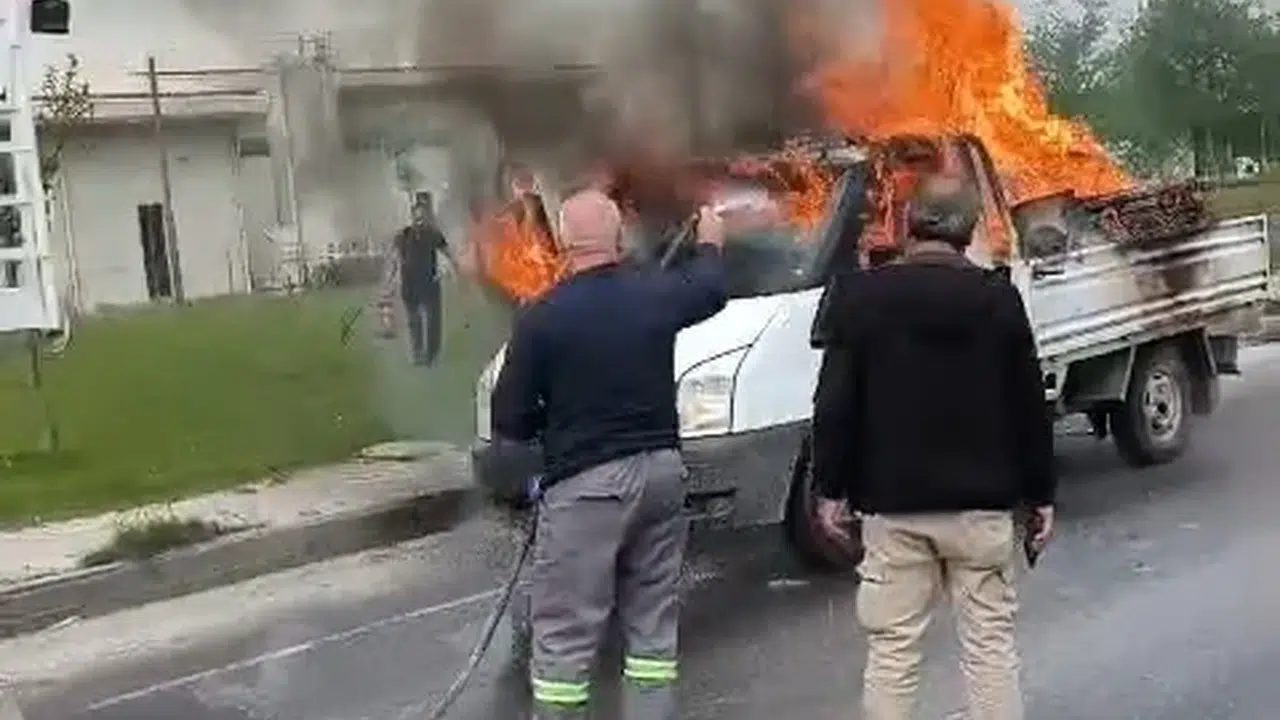 Eskişehir’de korku dolu anlar: Alev topuna dönen kamyonete beton mikseriyle müdahale etti