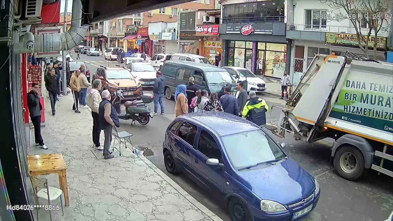 Temizlik işçisinin can pazarı: Çöp kamyonuna çarpan araç ortalığı savaş alanına çevirdi