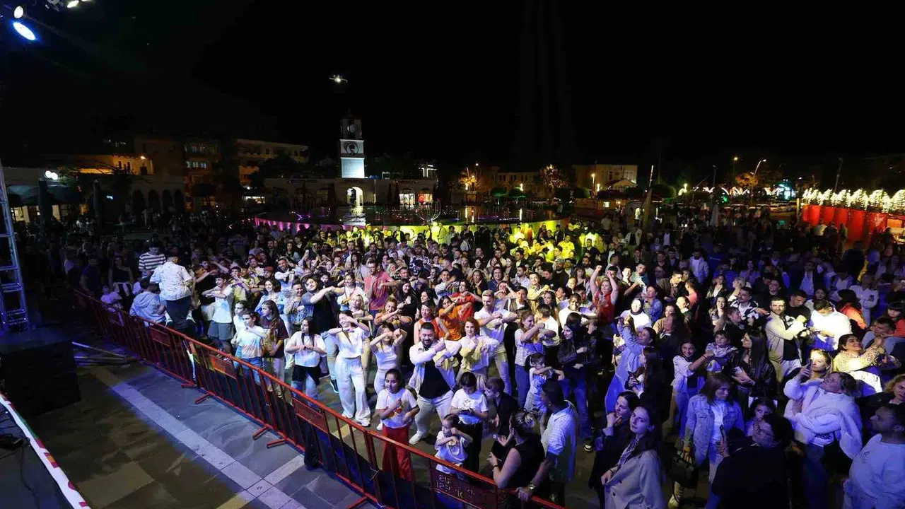 Marmaris’te Latin ateşi: 19 Mayıs Meydanı dev bir dans pistine dönüştü