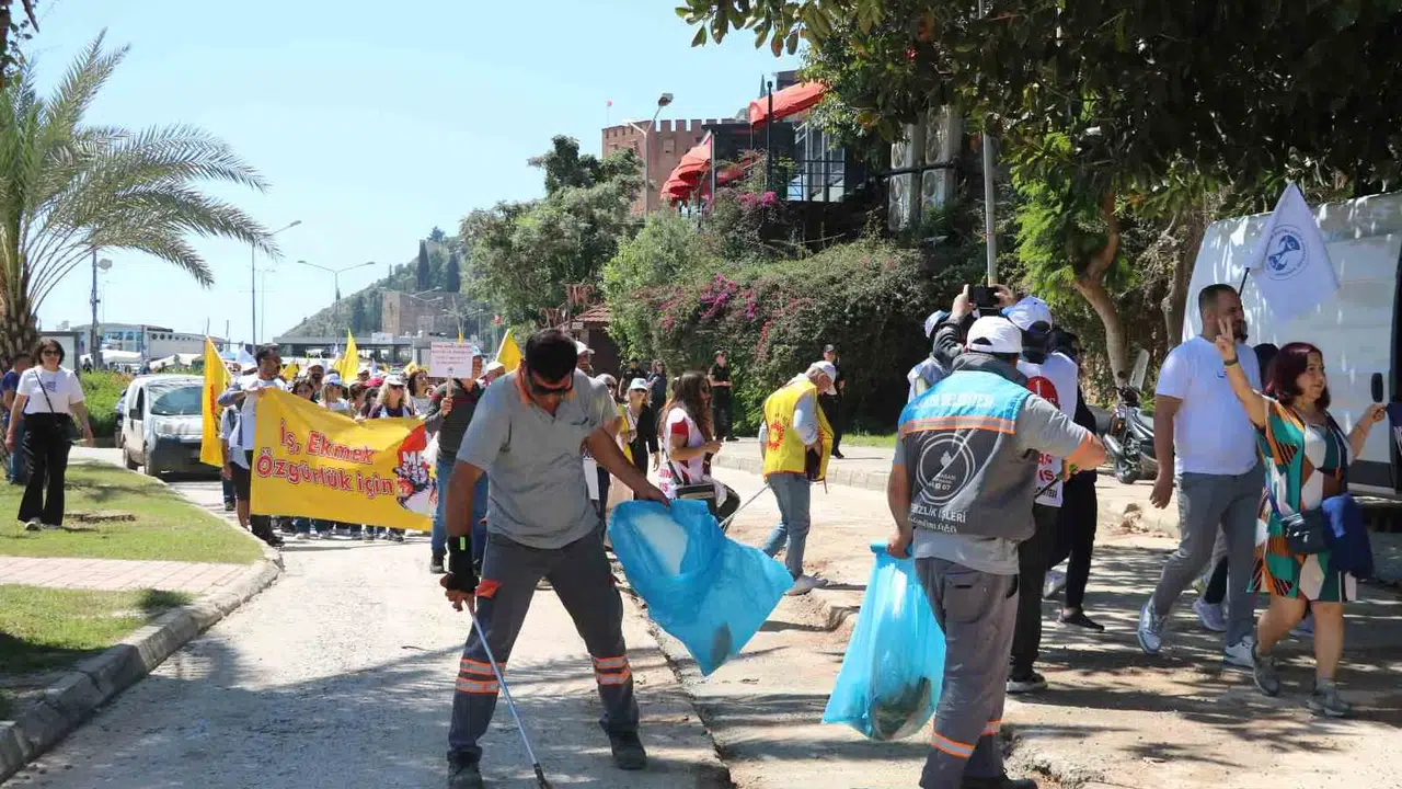 Alanya'da 1 Mayıs manzarası: Bir yanda kutlama coşkusu, diğer yanda alın teri