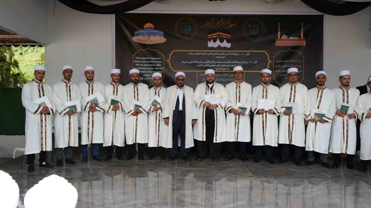 Diyarbakır’da manevi gurur tablosu: 13 genç hafız icazetini aldı