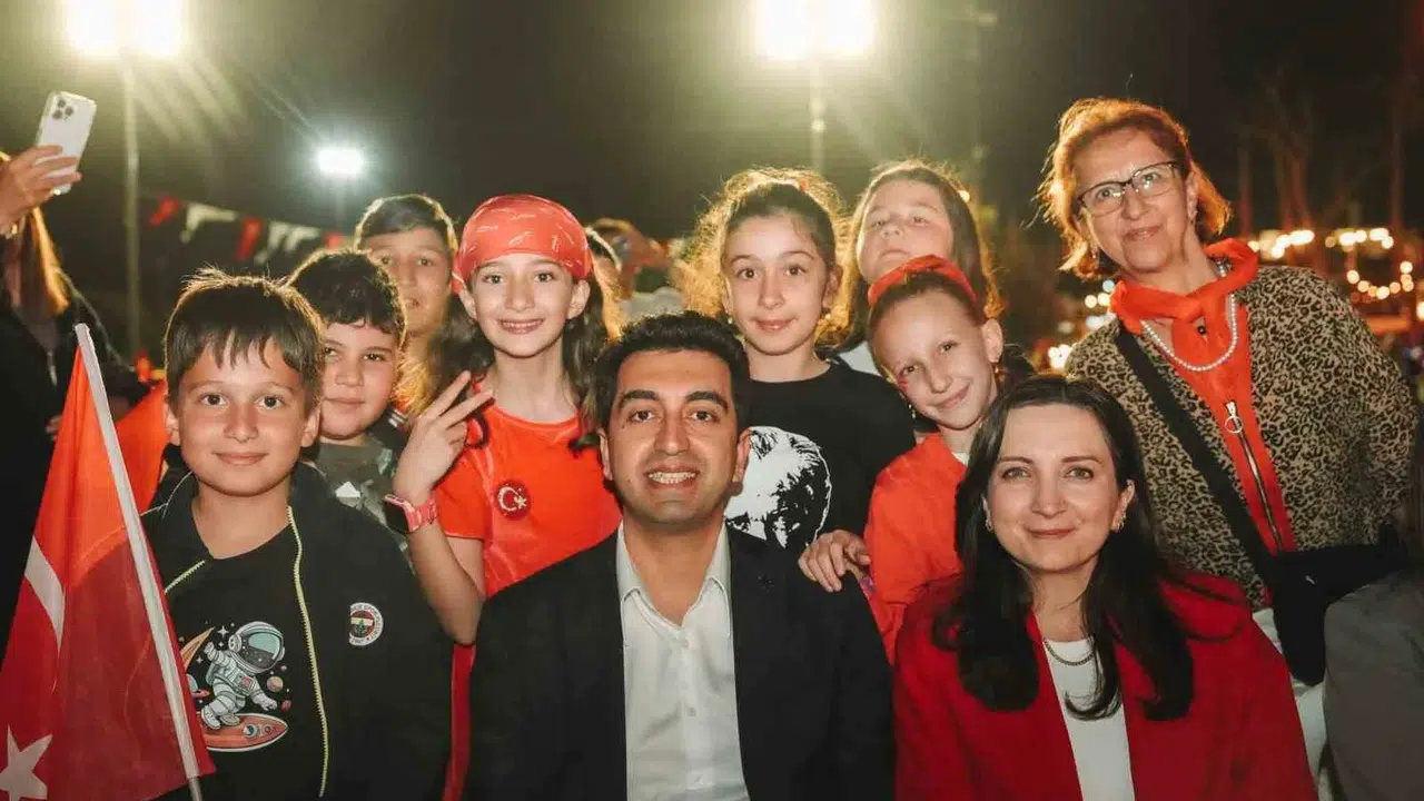 Tuzla’da bayram coşkusu zirveye çıktı: Başkan Bingöl gençlerle sahnede ter döktü
