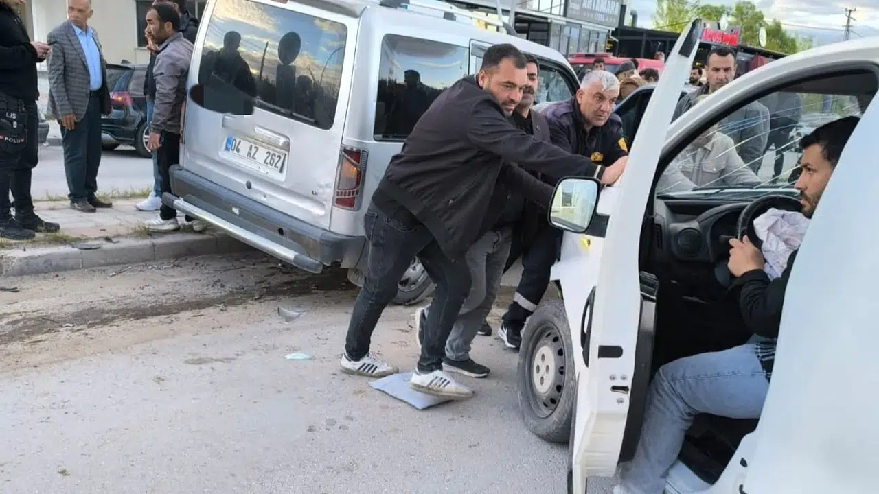 Gevaş'ta ortalık savaş alanına döndü: İki kamyonet kafa kafaya çarpıştı