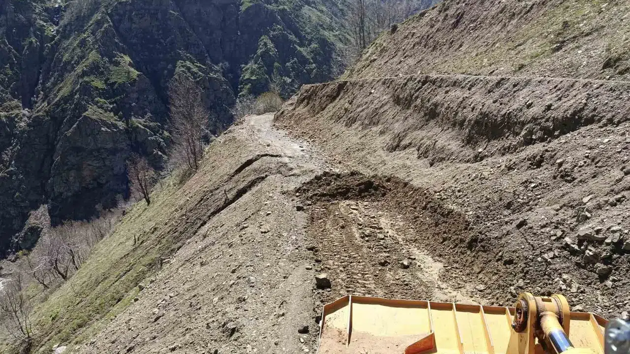Bingöl’de doğa geçit vermedi: Heyelan nedeniyle köy yolu trafiğe kapandı