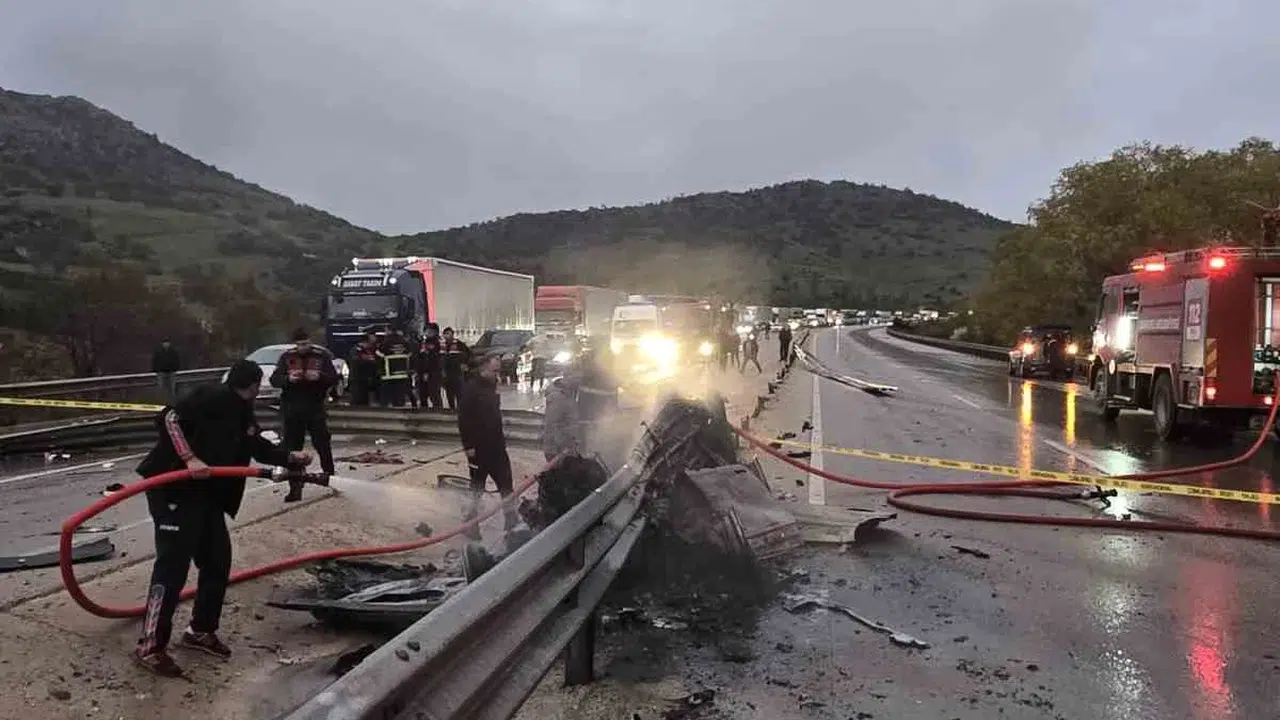 Afyonkarahisar’da dehşet anları: Bariyerlere çarpan otomobil alev topuna döndü