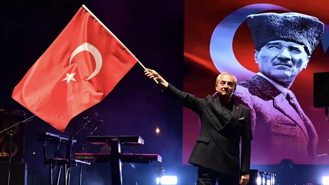 Kepez’de 19 Mayıs rüzgarı: Gençler bayramı müzikle kutladı