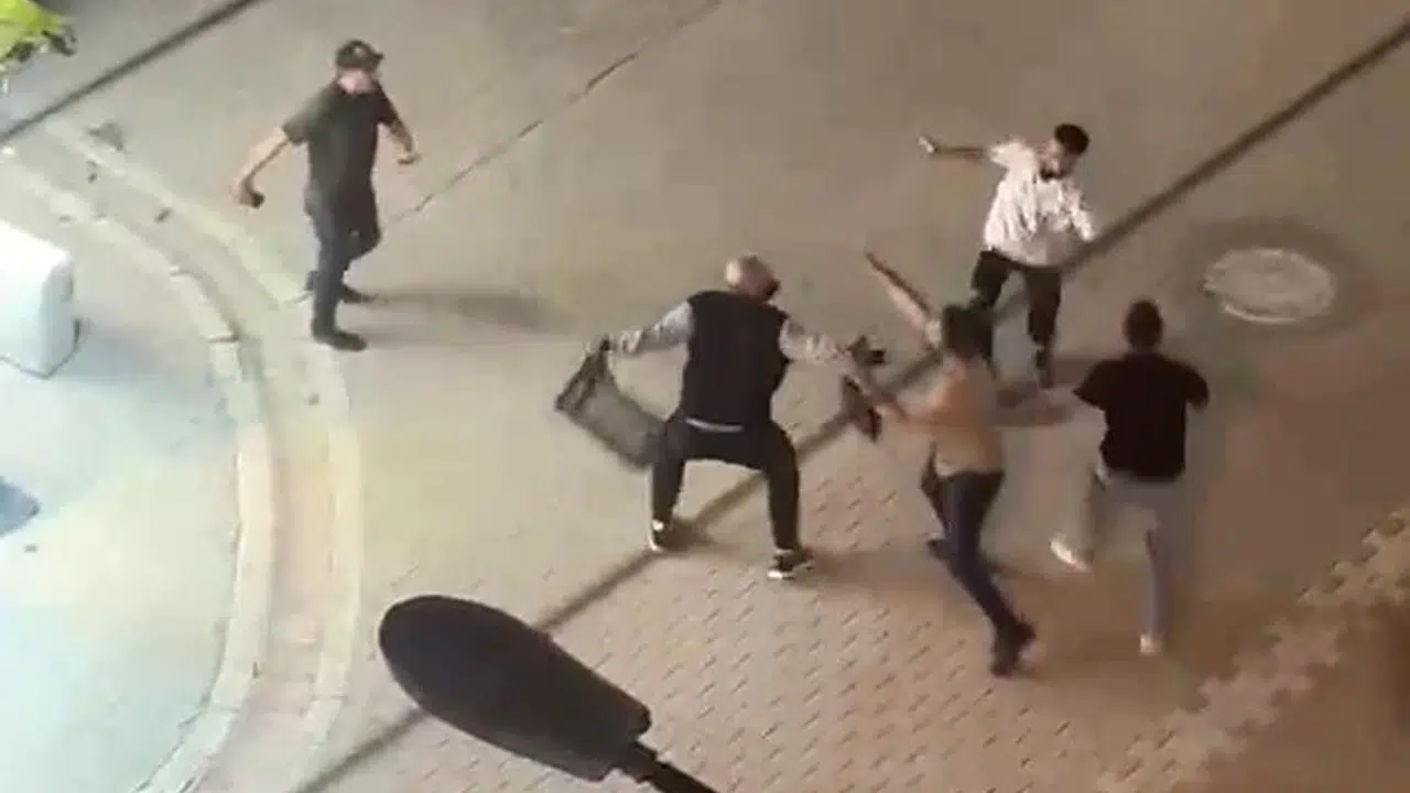 Esenyurt’ta sokak ortasında şiddet: Tekme tokatlı kavgayı vatandaşlar zor sakinleştirdi
