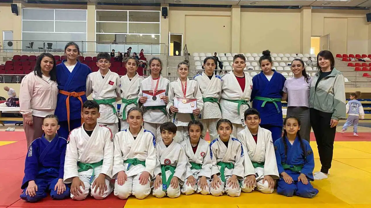 Salihli’nin minik devleri Bilecik’te kürsüye ambargo koydu: İki bronz madalya birden