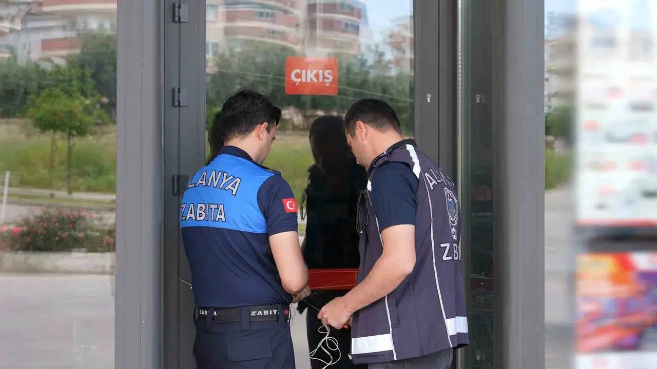 Sofralara zehir saçanlara geçit yok: Alanya’da zincir markete mühür şoku