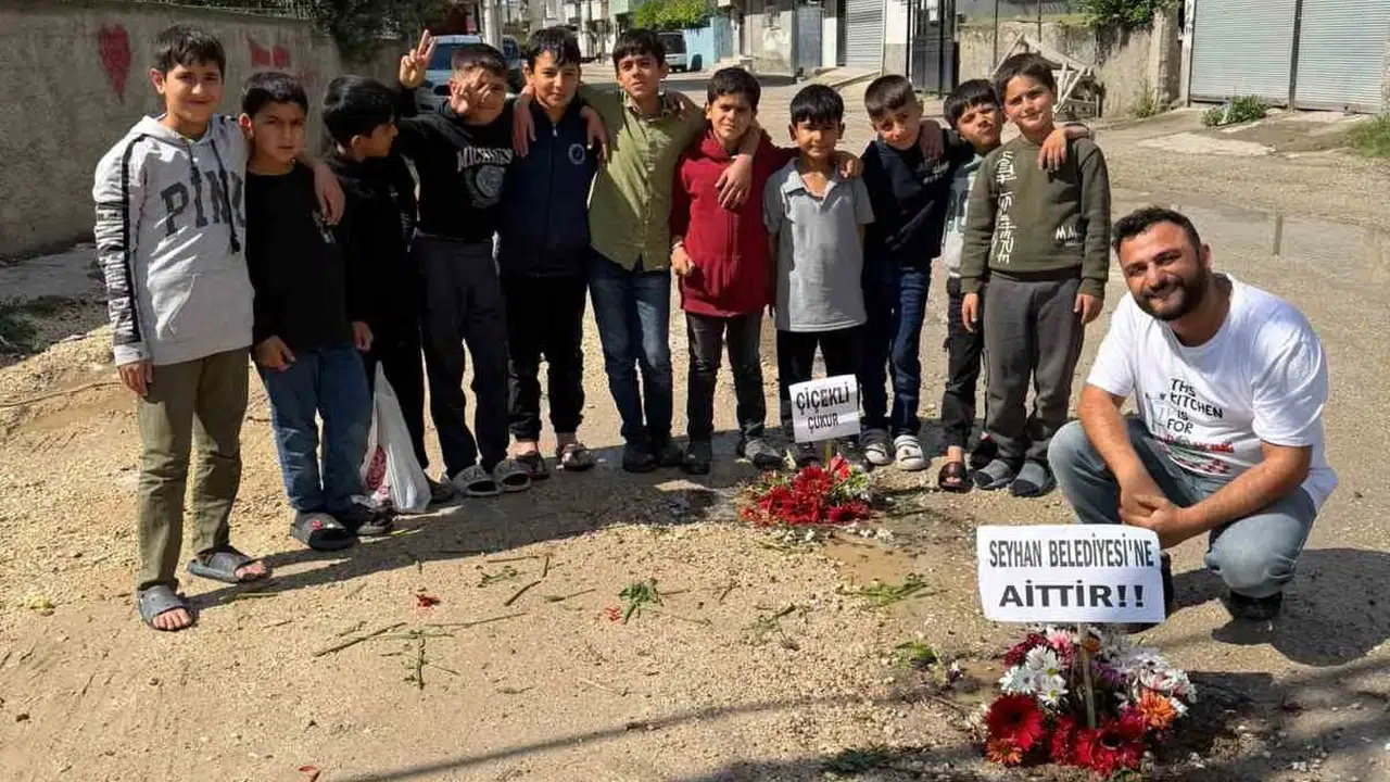 Belediyeye ulaşamayan gençler çareyi doğada buldu: Çukurlara çiçek ektiler