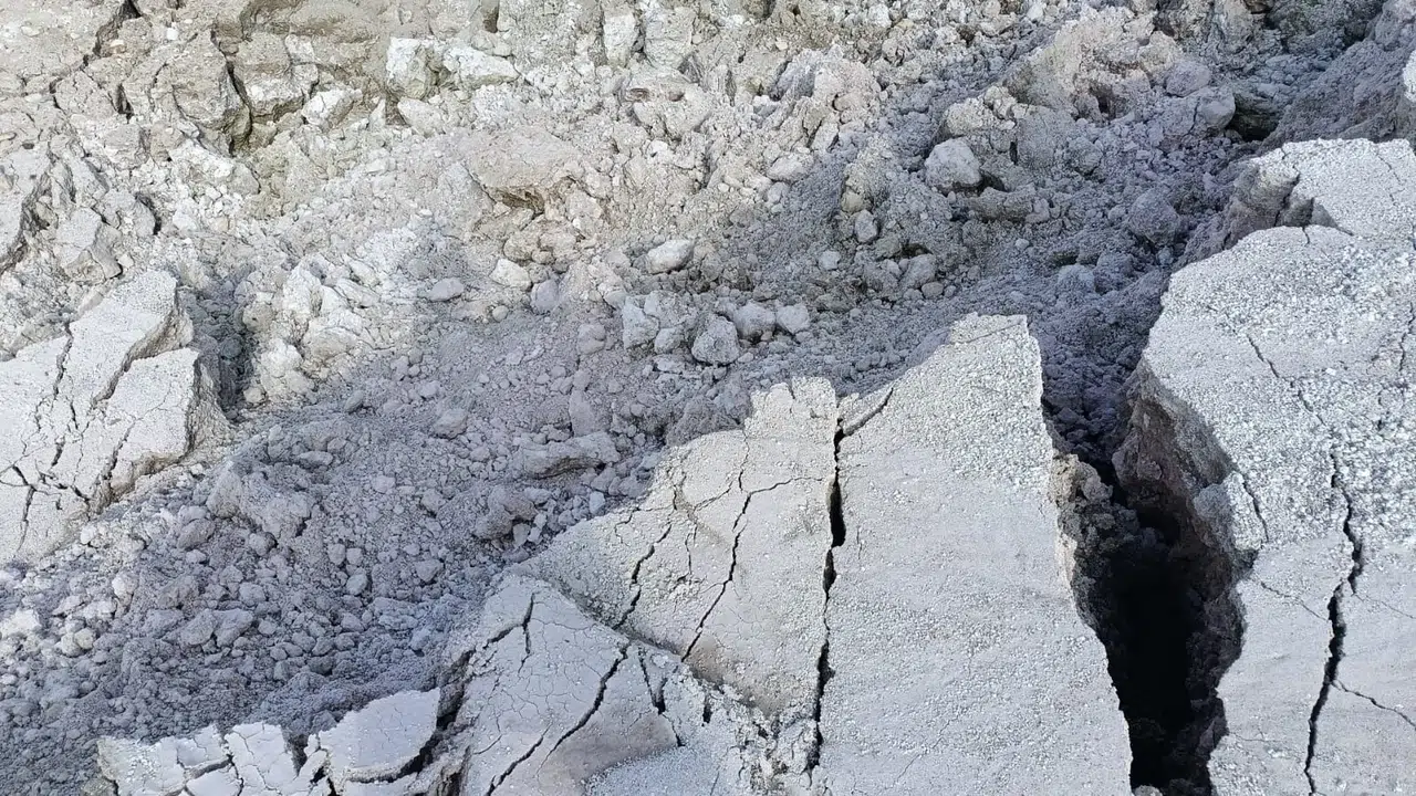 Eskişehir’de maden sahasında tehlikeli hareketlilik: Toprak yarıldı, köylüler tedirgin