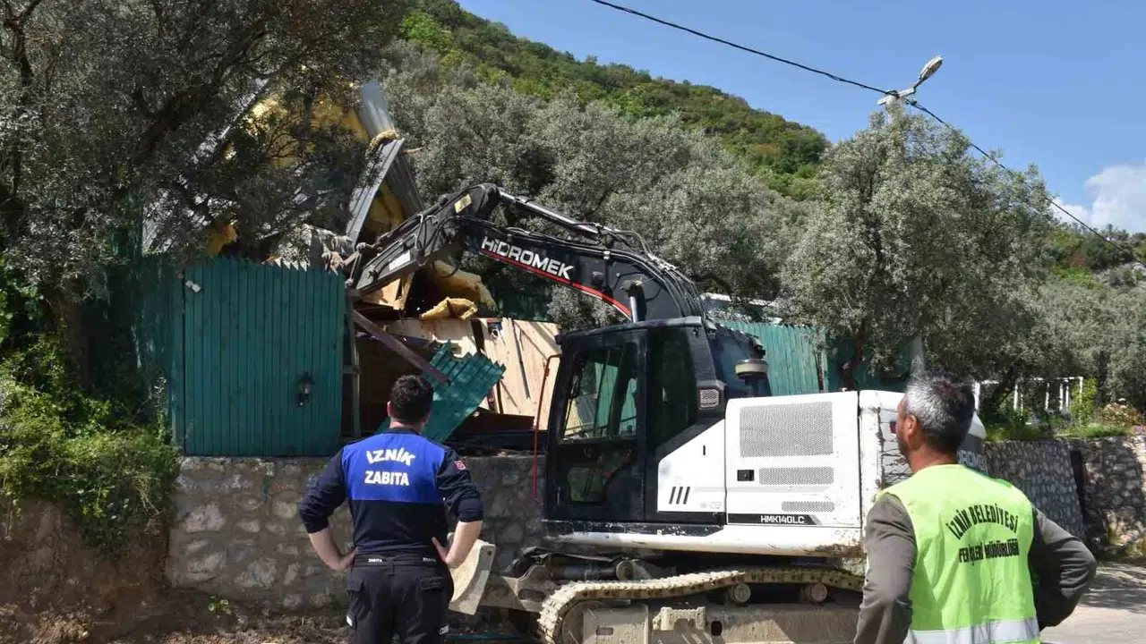 İznik’te tarım arazilerini koruma operasyonu: Kaçak yapılar tek tek yıkılıyor