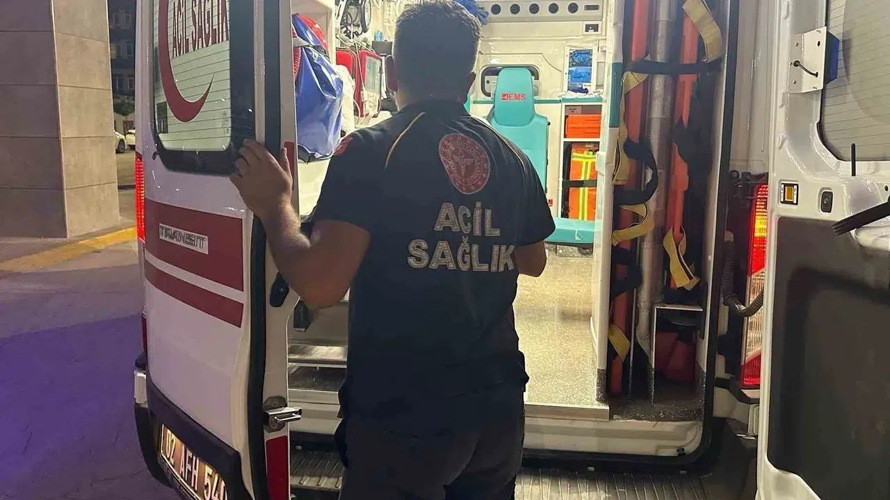 Adıyaman yolunda korku dolu anlar: Direksiyon hakimiyetini kaybedince araç ters döndü