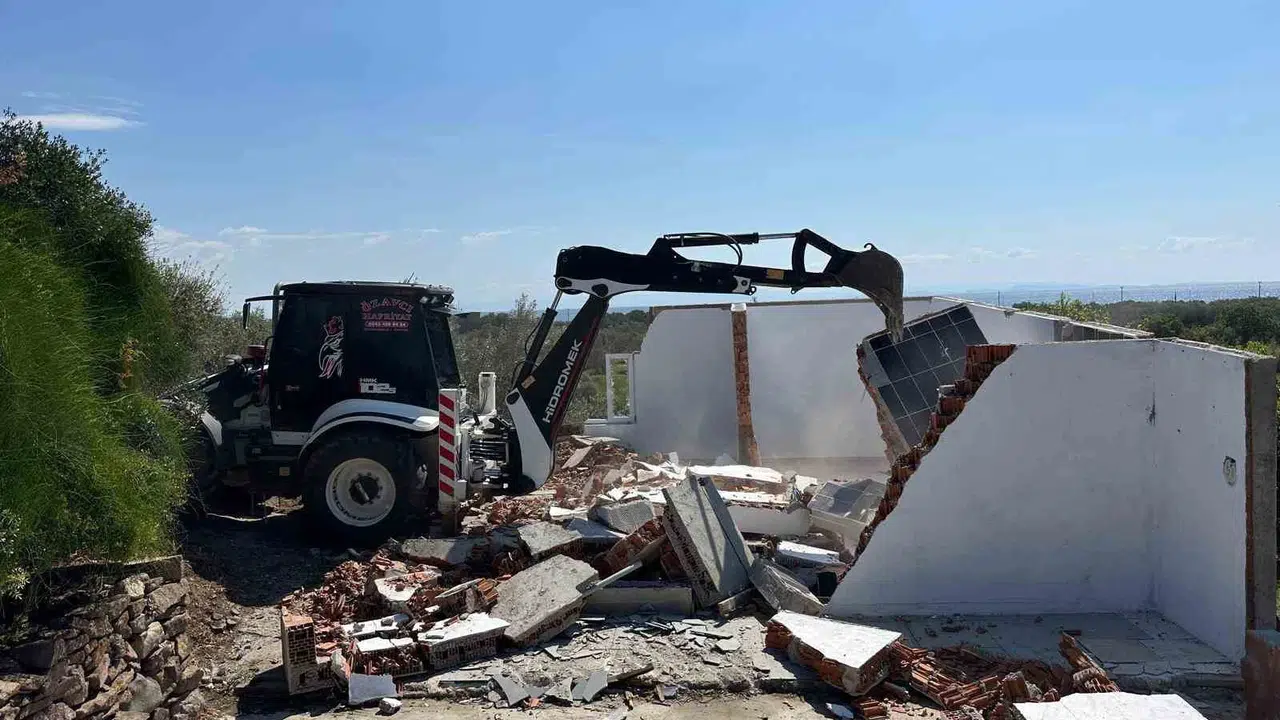 Çanakkale’de kaçak yapıya geçit yok: Nisan ayında 15 bina yerle bir edildi