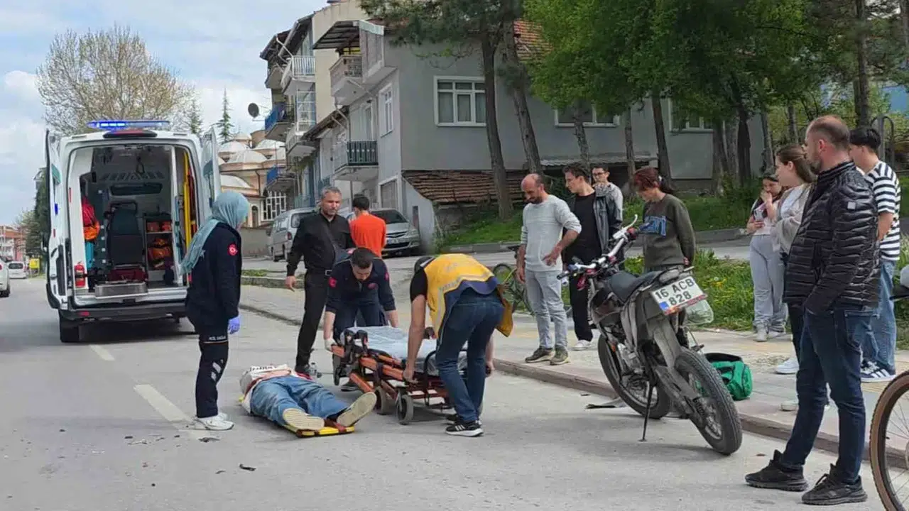 Yaya geçidinde nezaket kazaya dönüştü: Otomobile çarpan motosikletli hastanelik oldu