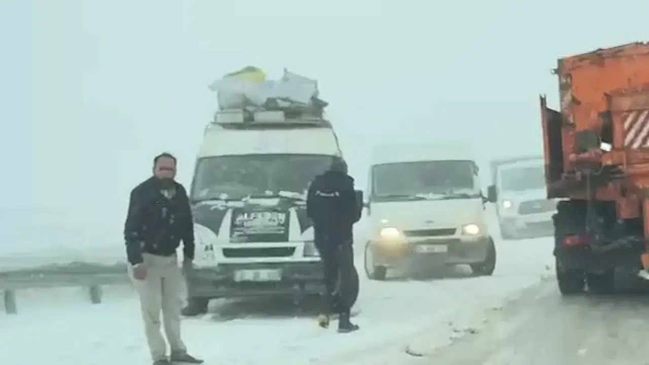 Takvimler mayısı gösterdi ama kışın hükmü bitmedi: Palandöken’de sürücüler tipiye yakalandı