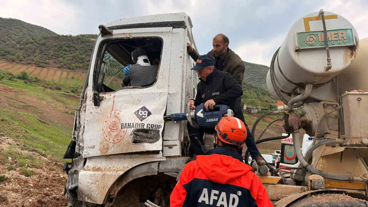 Eruh’ta korku dolu anlar: Beton mikseri yoldan çıktı, sürücü hurdaya dönen araçta mahsur kaldı