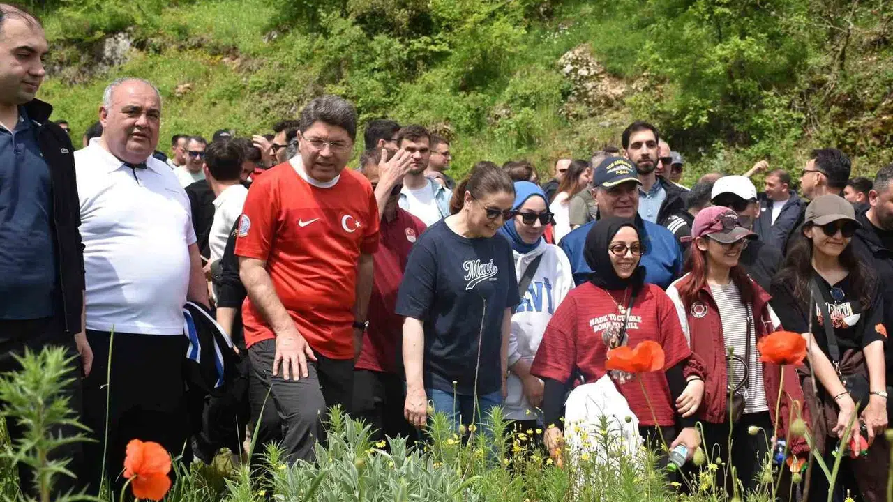Aşk acısını dindiren efsanevi şelaleye gençlerden yoğun ilgi: Yılmaz Tunç’tan yağmur altında güldüren espri