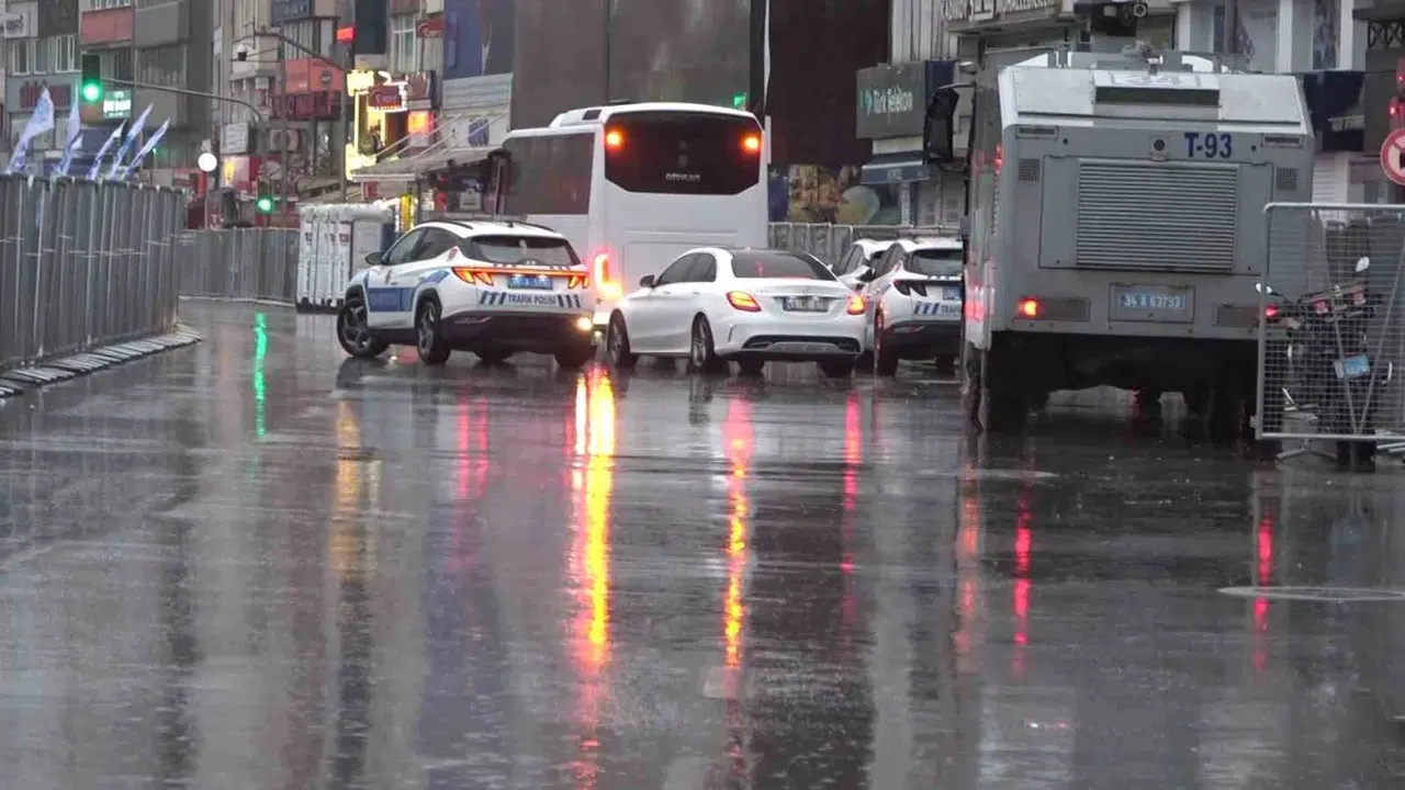 İstanbul’da 1 Mayıs alarmı: Kadıköy’de hayat durdu, meydan bariyerlerle çevrildi