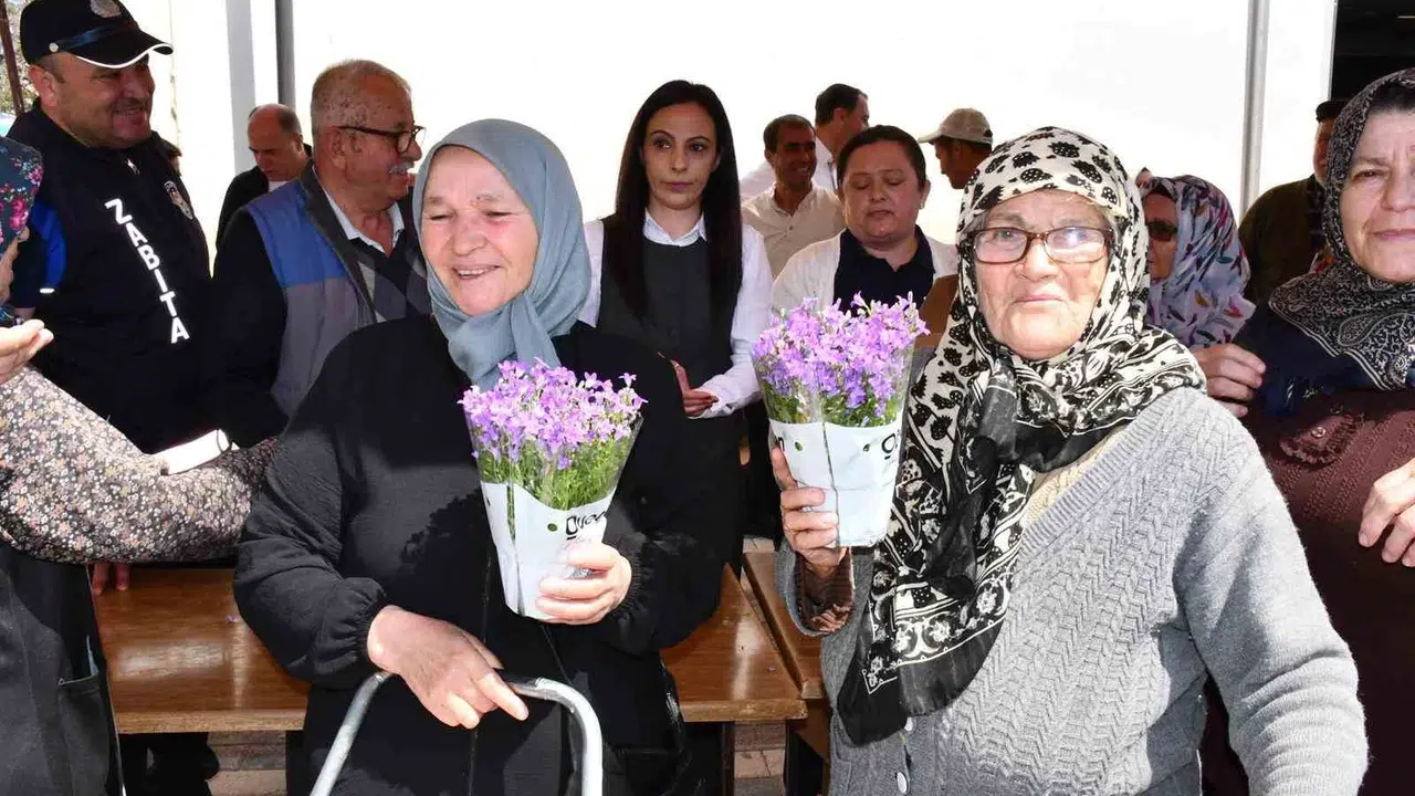 Beylikova’da Anneler Günü bereketi: Başkan Karabacak pazar yerini çiçek bahçesine çevirdi