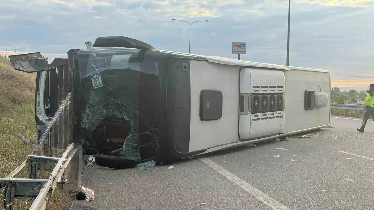 Sabahın ilk ışıklarında dehşet: Yolcu otobüsü otoyolda yan yattı, çok sayıda yaralı var
