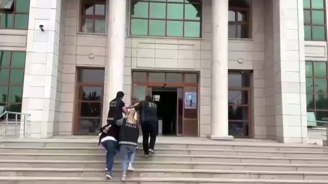 Sokak ortasında zombi gibi kalmıştı: Zehir tacirlerine polis tokadı
